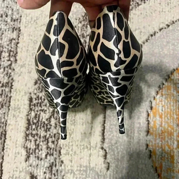 Michael Selena  Animal Print w/Jeweled Pendant - Picture 7 of 8